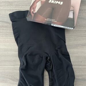 SKIMS SEAMLESS SCULPT MID THIGH SHORT STYLE: BO-SHO-3363 COLOR: ONYX SIZE M